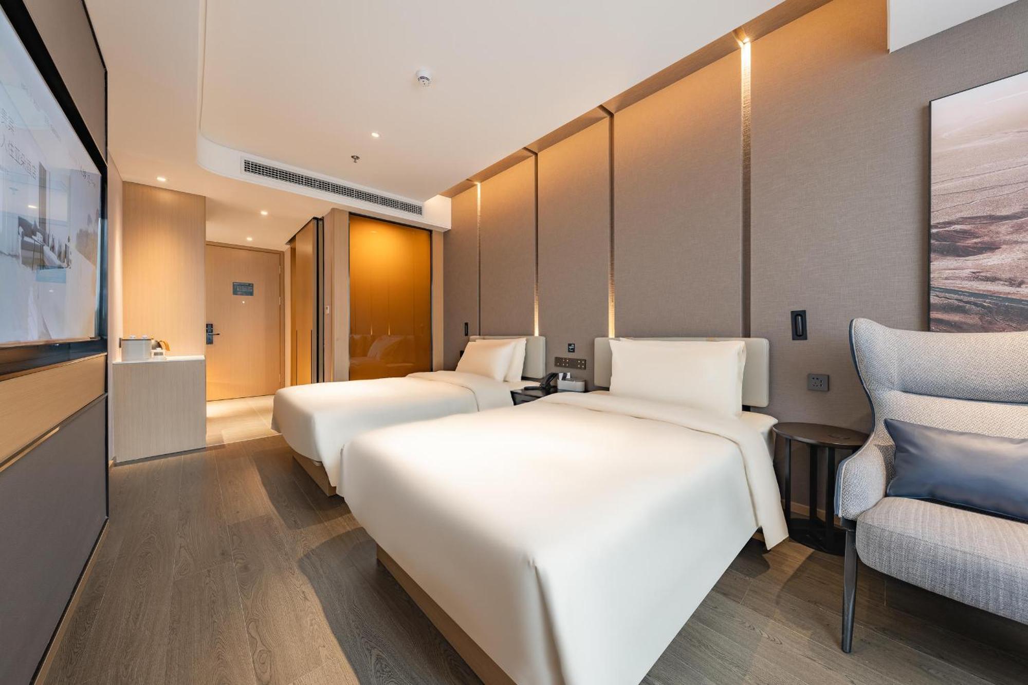 Atour New International Expo Center South Yanggao Road Hotel 4*